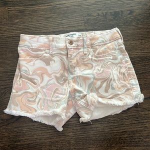 Abercrombie kids mid rise midi short, marble design size: 13/14